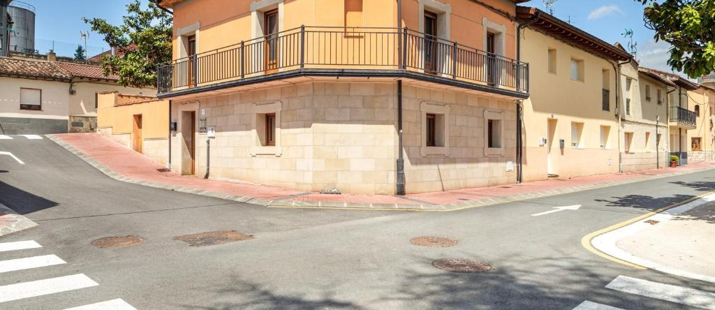 URIBE-ENEA Casa sola con amplio patio en Elciego con visita a bodega, 埃尔谢戈 — 照片 1