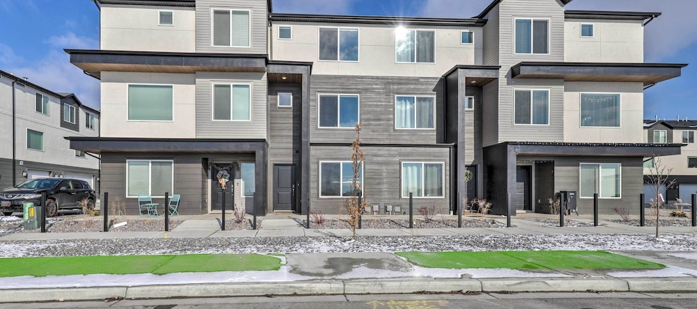 Modern Mountain Townhome - Ski Nearby, 亚美利加福克 — 照片 1