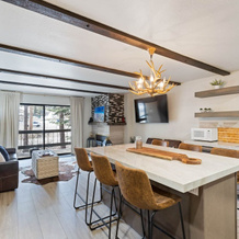 Luxurious 2 Bedroom Base Camp Condo - Steps from Kirkwood Village 2 Condo by RedAwning, 柯克伍德 — 照片 4