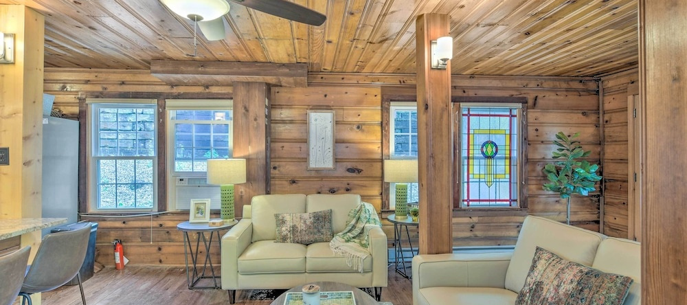 Screened Porch & Grill: Waterfront Landrum Cottage, Трайон — фото 1
