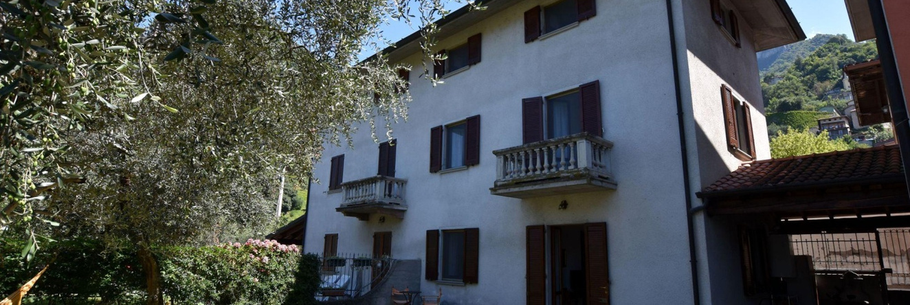 Two-family home with private garden 100 metres from the lake and beach, 马罗内 — 照片 1