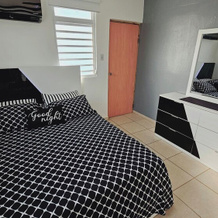 Cozy and Modern Apartment Black & White With Jacuzzi on Terrace, 古拉博 — 照片 5