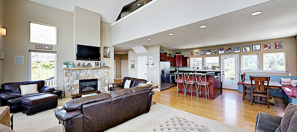 30015 Cloverdale - 4 Br Home, Tillamook — photo 1