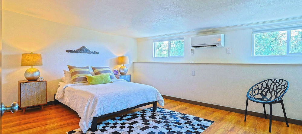 Willie's Hill Country Hideaway - Stay for 8 With Hot Tub & Fire Pit, Wimberley — photo 1