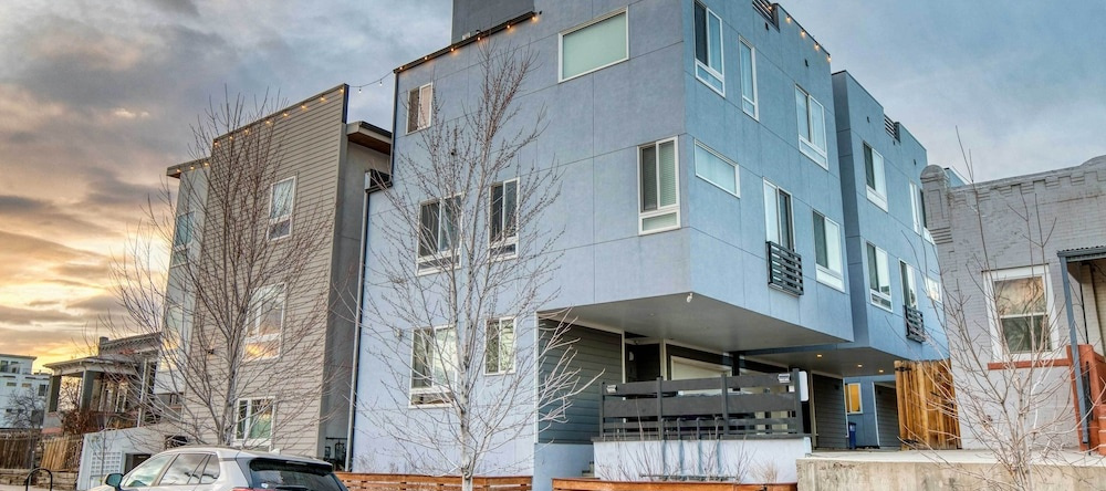 Walk to Empower Field: Townhome w/ Hot Tub!, 丹佛 — 照片 1