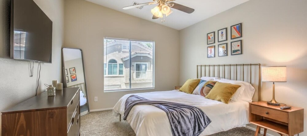 Extended Corporate Beautiful 2 Bedroom Condo With Community Pool Park, Henderson — photo 1