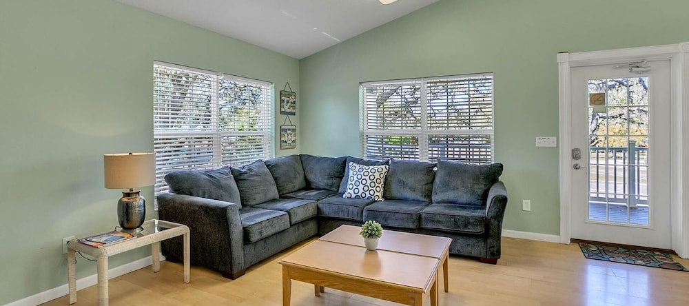 Group-Friendly Tarpon Springs Duplex by RedAwning, 塔彭斯普林斯 — 照片 1