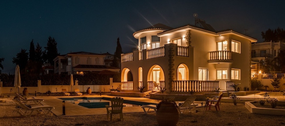 Komissa Villa, Полис Хрисохус — фото 1