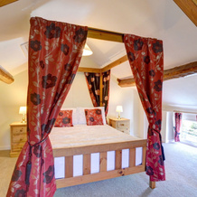 Pretty Holiday Home With Sunny Garden And A Comfortable Four-Poster Bed, Ллангириг — фото 4