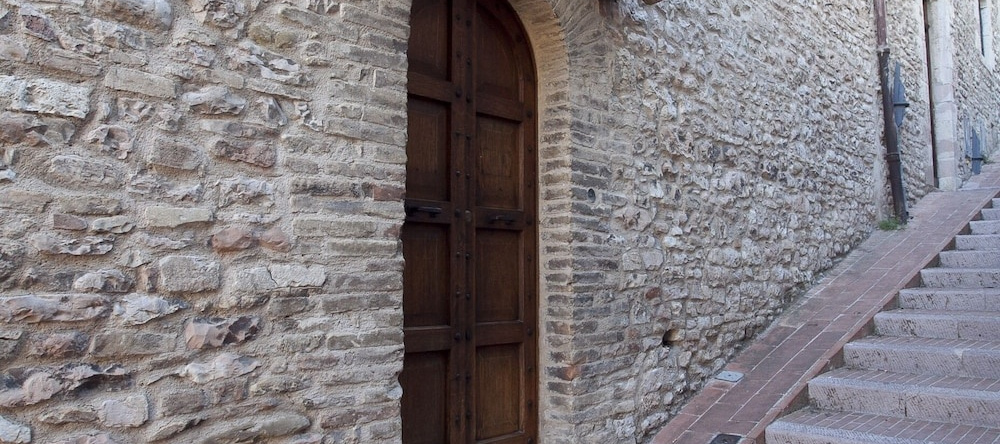 Loggia Dei Maestri Comacini, Ассизи — фото 1