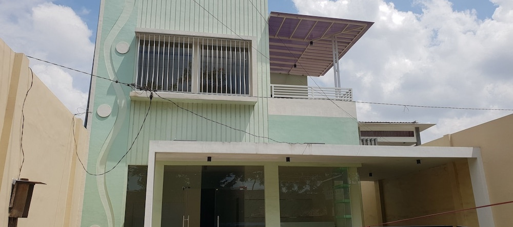 OYO 2753 Irma's Residence, Blitar — photo 1