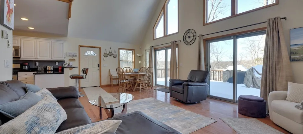 Large Deck + Resort Amenities: Lake Ariel Retreat, Avoy — photo 1