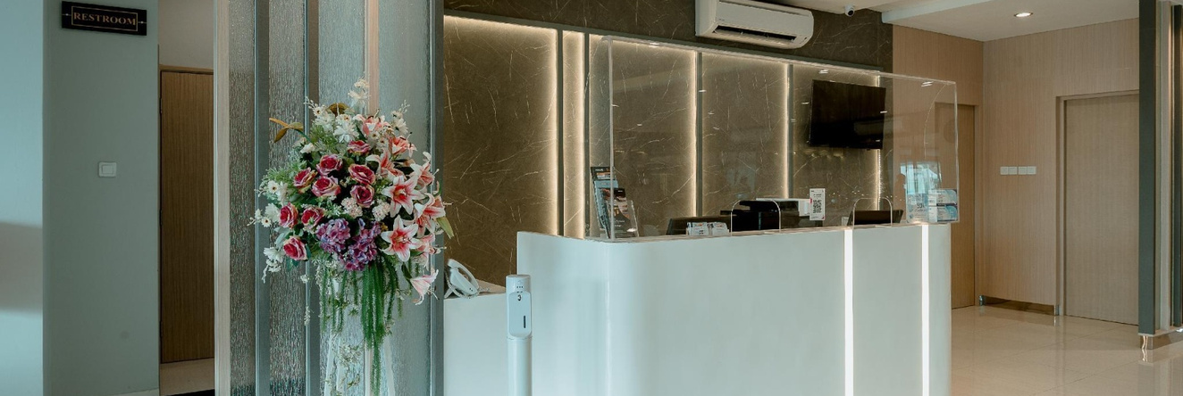 Front One Hotel Gresik, 格雷西克 — 照片 1
