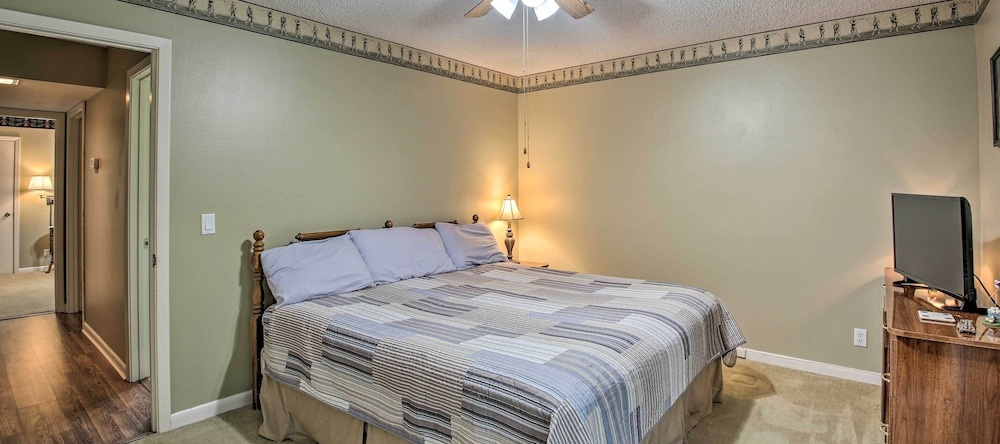 3 Mi to Golf: Hot Springs Village Retreat w/ Deck, 温泉村 — 照片 1