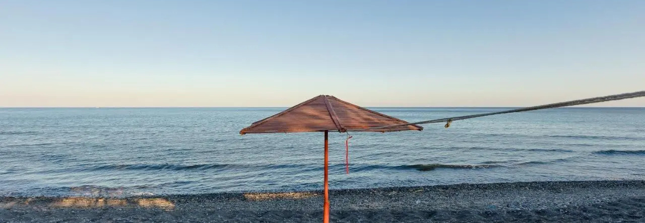 House on the black beach with sea view and parking, 埃克索米蒂斯 — 照片 1