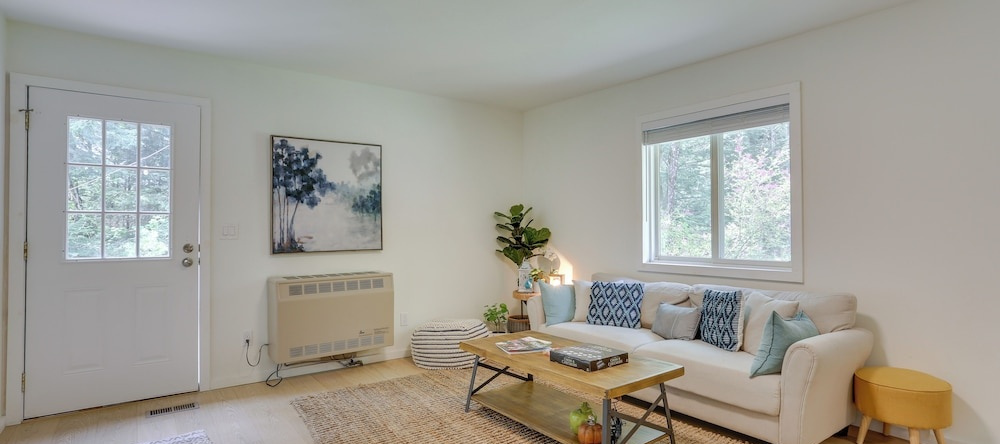 Cozy Swan Lake Apt W/ Grill + Private Yard, Бетел — фото 1