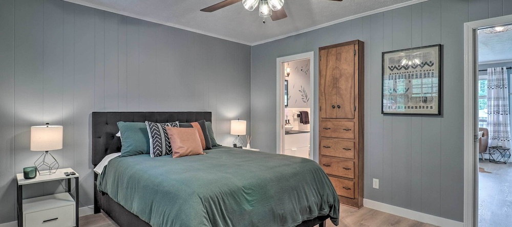 Chic Flat Rock Condo w/ Balcony + Lake View!, Hendersonville — photo 1