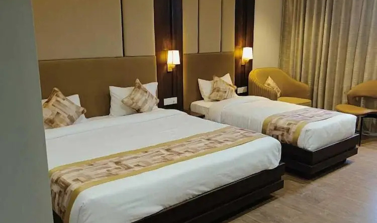 Hotel Raghukul Grand, 阿扎姆加尔 — 照片 1