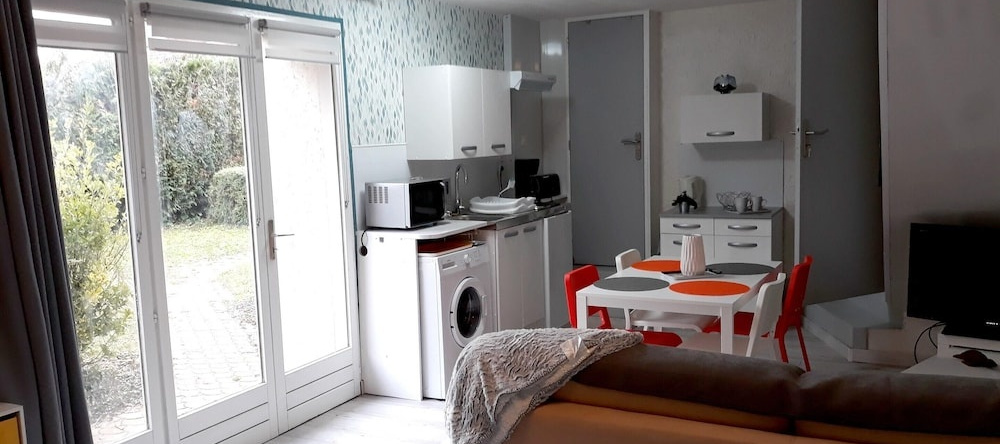 Studio in Saint-apollinaire, With Shared Pool, Enclosed Garden and Wifi, 圣阿波利奈尔 — 照片 1