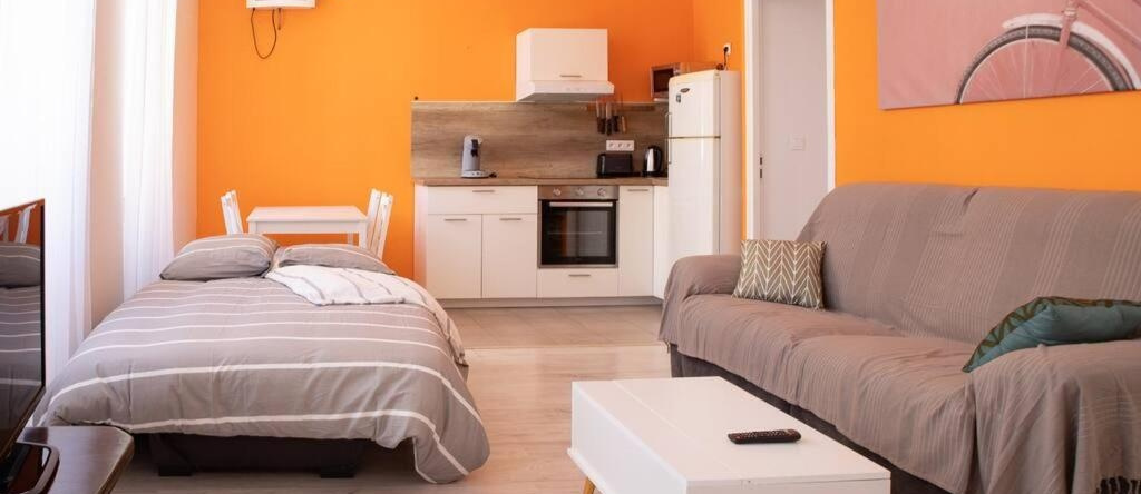 LA FONTAINE NEUVE-AVALLON-5 PERSONNES-1 CHAMBRE-3 LITS-parking-wifi, 阿瓦隆 — 照片 1