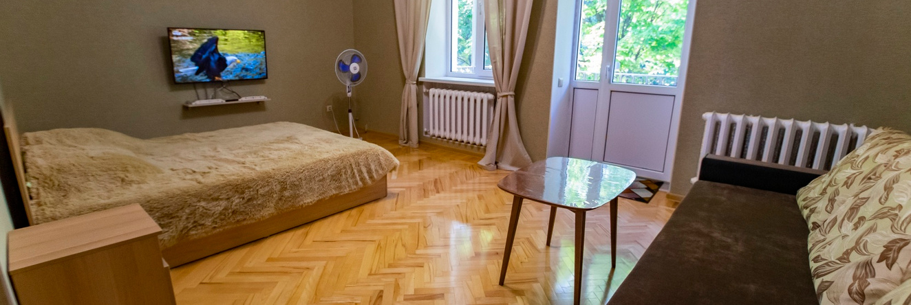 Prostornye trehkomnatnye apartamenty v kurortnoy chasti Zheleznovodska, Zheleznovodsk — photo 1