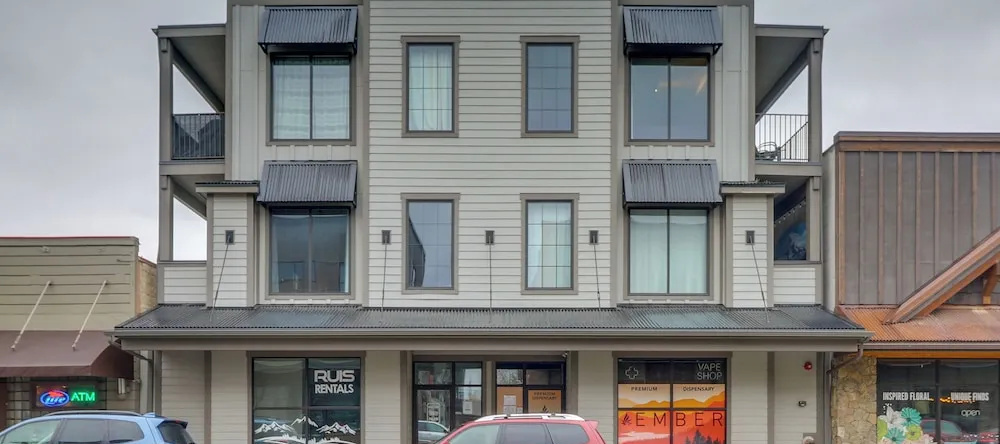 Downtown Columbia Falls Condo: 16 Mi to Ski Resort, 哥伦比亚福尔斯 — 照片 1