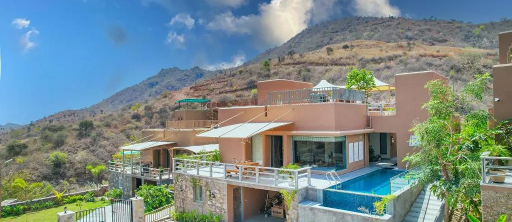 SaffronStays Moringa WishingTree - 3-BR villa near Nathdwara with pool, lawn and hillside views, 科特里卡达纳 — 照片 1
