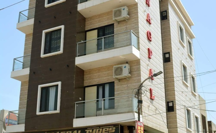 Nagpal Hotel, 苏拉特加尔 — 照片 1