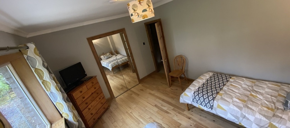 Country Cottage Sleeps 6 w/ Hot Tub & Dog-friendly, Thornhill — photo 1