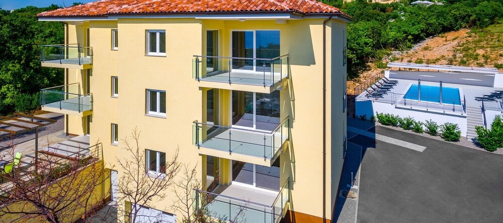 Stunning apartment in Kostrena Sveta Lucij w/ Outdoor swimming pool, Jacuzzi and 3 Bedrooms, 里耶卡 — 照片 1