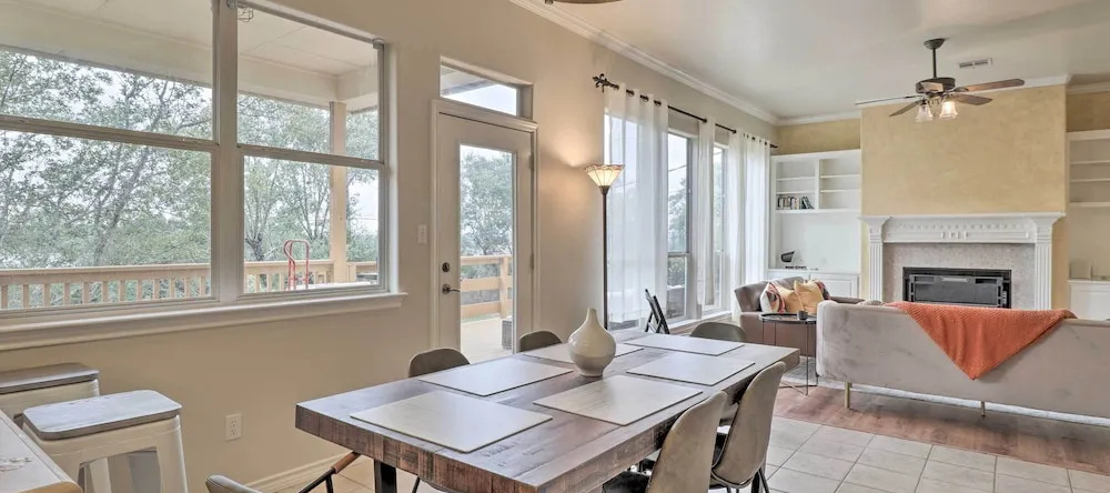 Airy Villa in Austin w/ Badminton/volleyball Court, 湖滨 — 照片 1
