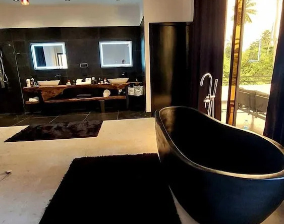 Casa Black and White. Vista al Mar, 萨马纳 — 照片 1