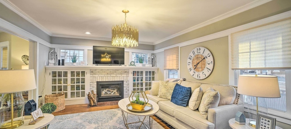 Family-friendly Glens Falls Home w/ Sun Porch, 格伦斯福尔斯 — 照片 1
