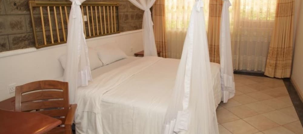 Trotters Hotel, Kenol — photo 1