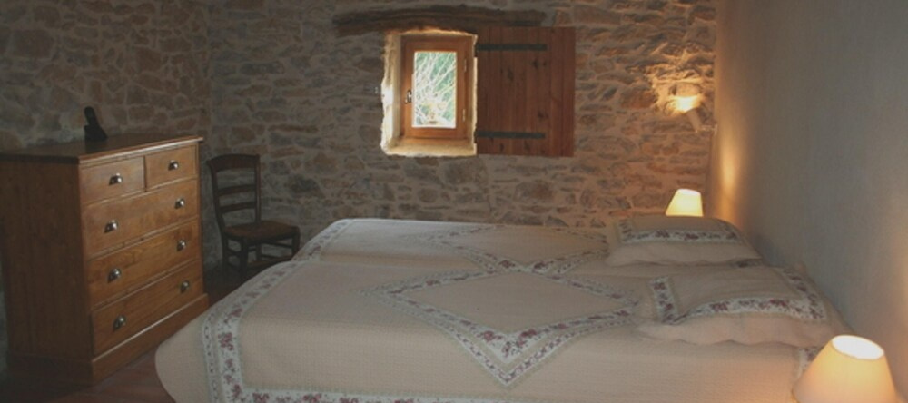 Apartment With 4 Bedrooms in Laudun-l'ardoise, With Wonderful Lake View, Enclosed Garden and Wifi, 洛登 — 照片 1