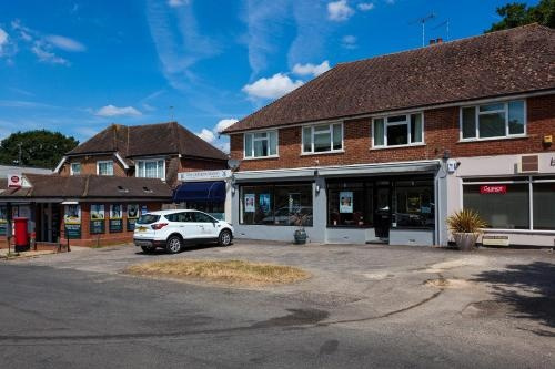 West Chiltington Village, 2 Bedrooms & Parking, Уэст-Чилтингтон — фото 1