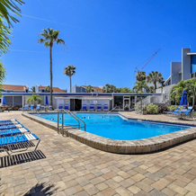 Sip, Sunbathe & Relax Poolside: Madeira Beach Gem!, 马德拉海滩 — 照片 3