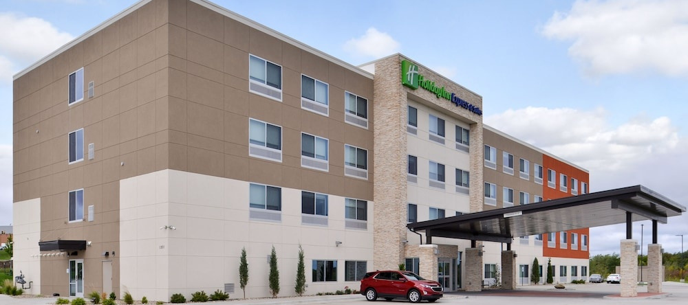 Holiday Inn Express & Suites Kansas City - Lee's Summit, an IHG Hotel, Lees Summit — photo 1