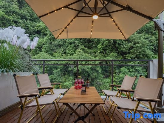 Weijianshan Homestay (Shennongjia Muyuzhen Xiangxi Street Branch), 神农架 — 照片 1