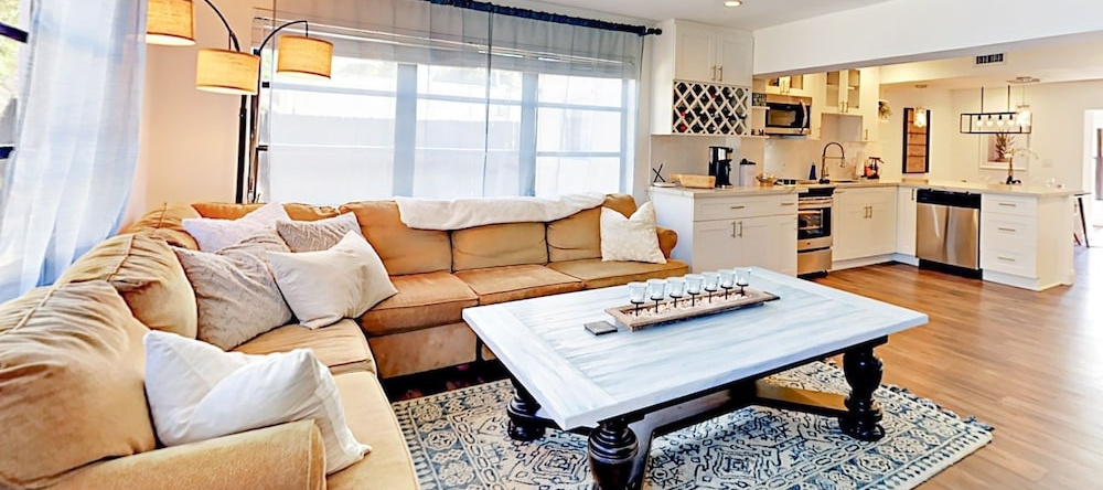 Bohemian Beach House - 3 Br Home, Lantana — photo 1