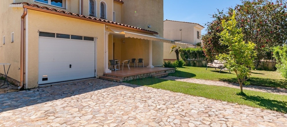 Appealing Holiday Home in Sant Pere Pescador With Garden, 圣佩雷佩斯卡多尔 — 照片 1