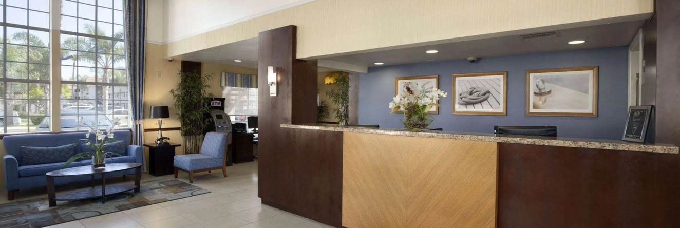 Ramada by Wyndham Costa Mesa/Newport Beach, 科斯塔梅萨 — 照片 1