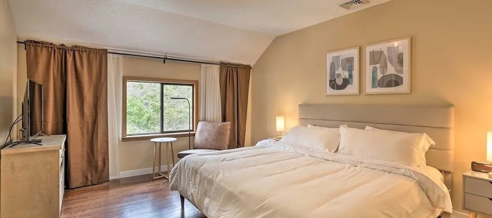 Luxury Home With Modern Finishes - Game Room & Hot Tub - Pocono Mountains 3 Bedroom Home by Redawning, 托比汉纳 — 照片 1