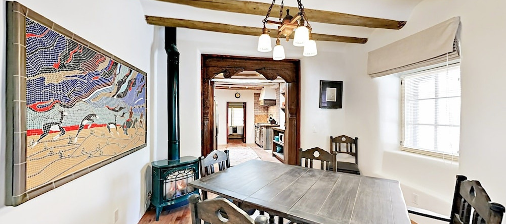 3BR 2BA Classic Montecito House Minutes to Butterfly Beach by RedAwnin, Montecito — photo 1