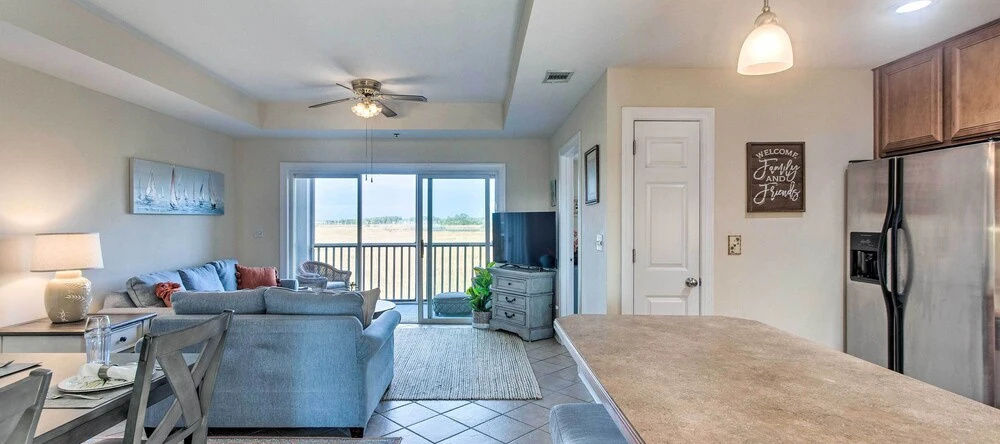Breezy Darien Condo w/ Tranquil Marsh Views!, 达里恩 — 照片 1