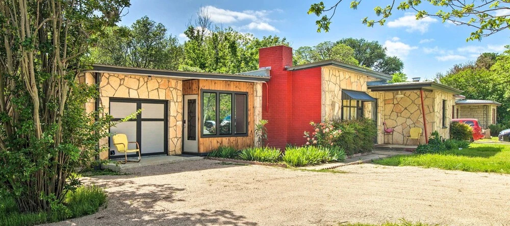 Remodeled Retro Home w/ Deck, Walk to Main Street!, 布兰科 — 照片 1