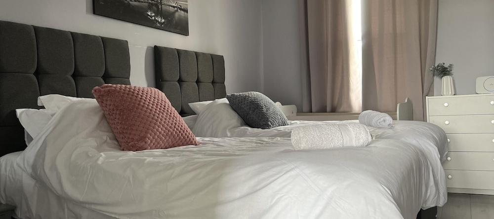 2 Bedroom Flat - Sleeps 4 - Parking - Wifi, Kirkcaldy — photo 1