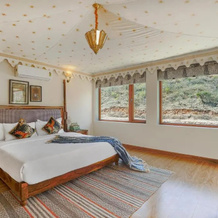 SaffronStays Moringa WishingTree - 3-BR villa near Nathdwara with pool, lawn and hillside views, 科特里卡达纳 — 照片 3