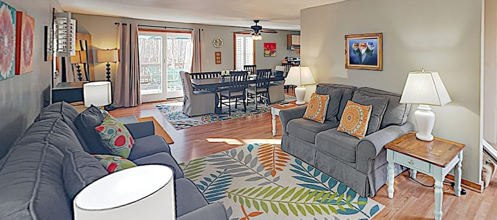 New Listing! Tranquil W/ Deck, Near Beach 4 Bedroom Home, 埃德加敦 — 照片 1