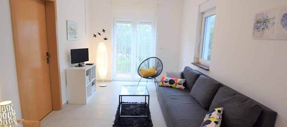 Home With a Private Terrace in a Quiet Area, Near the Sea, 曼德雷 — 照片 1